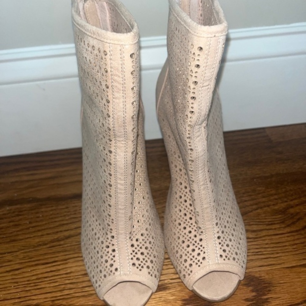 Chinese Laundry Women’s TaupeSuede Cutout High Heeled Booties, Size 5.5, 4” Heel